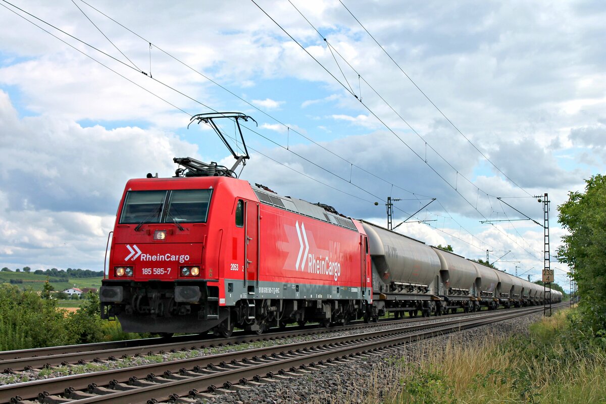 AKIEM/RHC 2053 (185 585-7) mit dem leeren Kohlestaubzug (Zizers - Köln Nippes) am 02.07.2020 nördlich von Hügelheim.