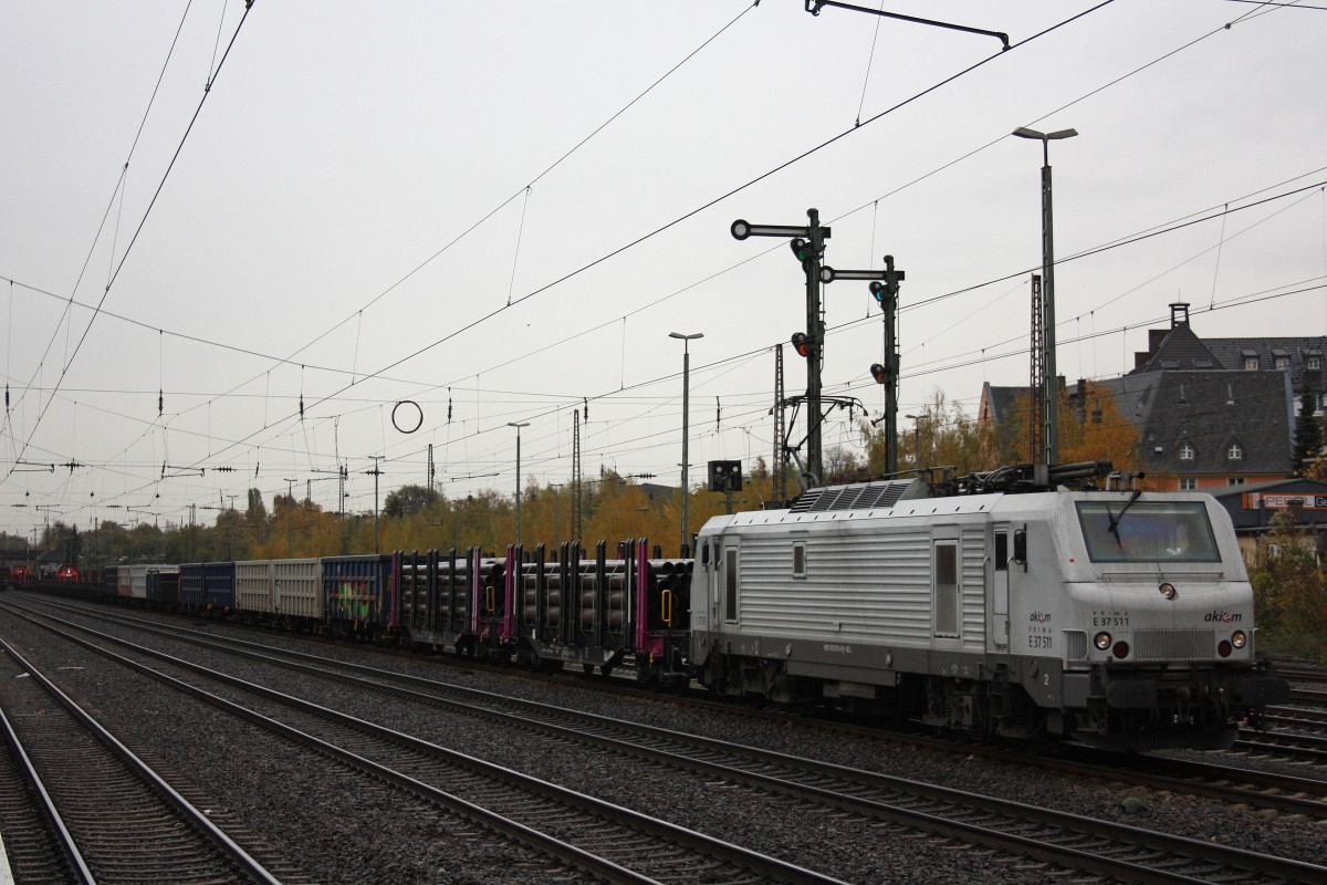 Akiem/TWE E37 511 am 12.11.13 mit einem Rhrenzug in Dsseldorf-Rath.