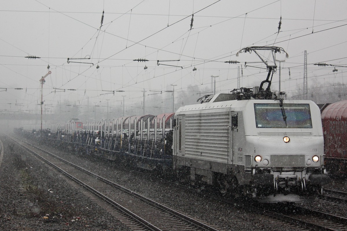 Akiem/TWE E37 511 zog am 20.3.13 einen Stahlzug durch Dsseldorf-Rath.