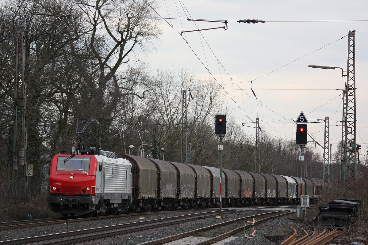 Akiem/TWE E37 530 am 18.3.13 mit Stahl und Papier in Ratingen-Lintorf.