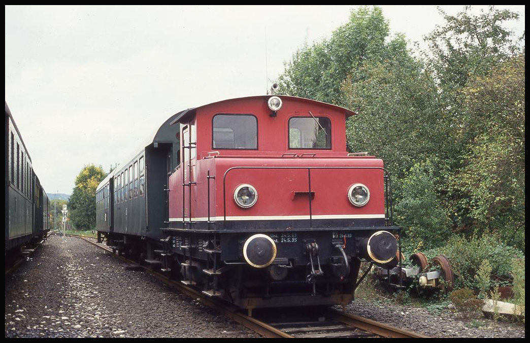 Akku Lok 3, Siemens No 5817, Baujahr 1957, steht hier mit einer Garnitur Umbauwagen am 26.9.1993 in Ebermannstadt.