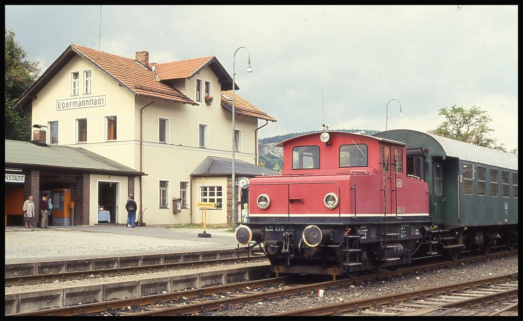 Akku Lok 3, Siemens No 5817, Baujahr 1957, steht hier mit einer Garnitur Umbauwagen am 26.9.1993 vor dem Bahnhof in Ebermannstadt.