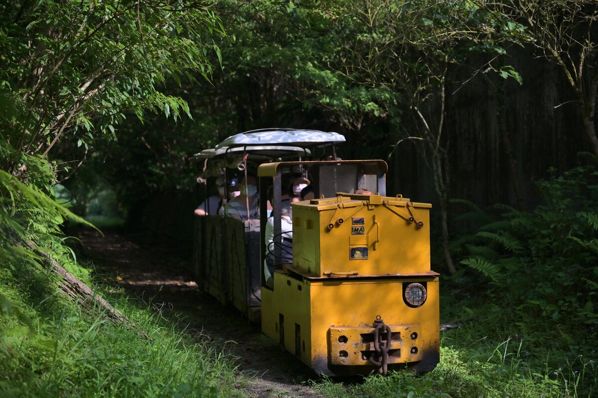 Akku-Lokomotive für Kohlebergwerke schleppte am 16 Juli 22 einen kleinen reisezug, Pingxi.