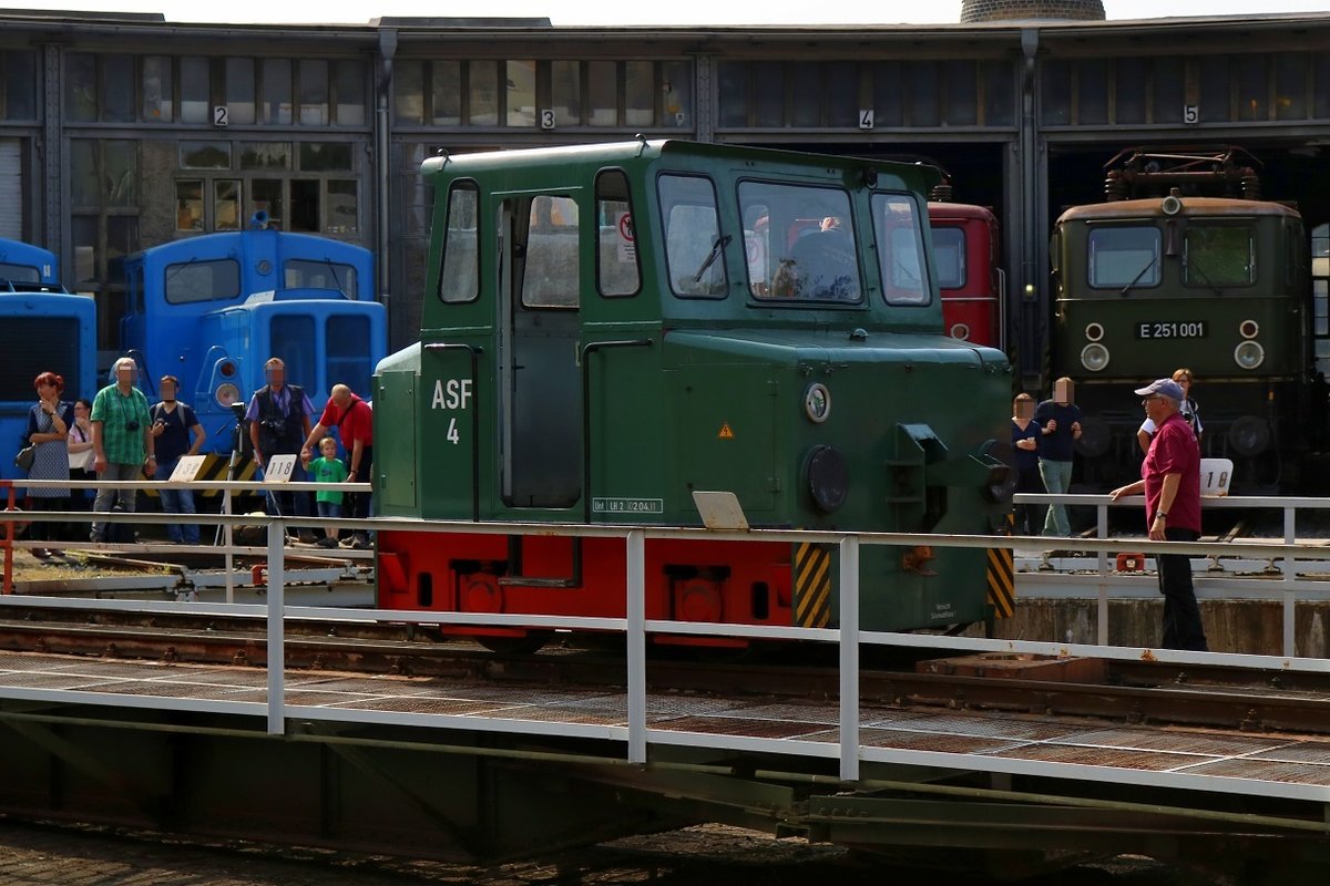 Akku-Schleppfahrzeug ASF 4 (LEW EL 16) steht auf der Drehscheibe des DB Museums Halle (Saale) anlässlich des jährlichen Sommerfests. [26.8.2017 - 14:33 Uhr]