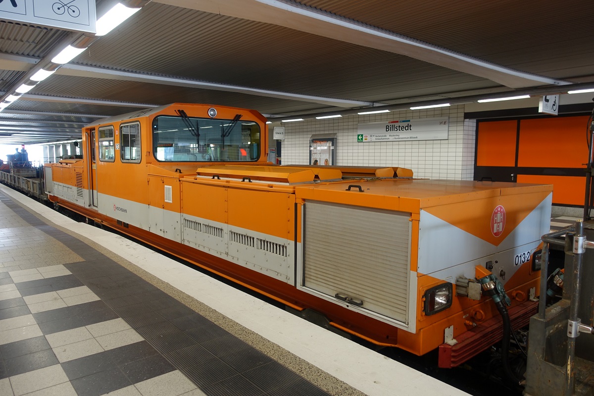 Akkulok AL2 Nr. 013 der HHA am 20.6.2019 im der U-Bahn-Haltestelle Billstedt / Länge: 15,2 m, Gewicht 36,2 t, Leistung: 300 kW, Höchstgeschwindigkeit: 40 km/h / Fahrstrom aus der seitlichen Stromschiene, oder aus den Akkus, die in den beiden Vorbauten untergebracht sind  / Hersteller: Siemens, Kaelble-Gmeinder, Indienststellung 1995 /