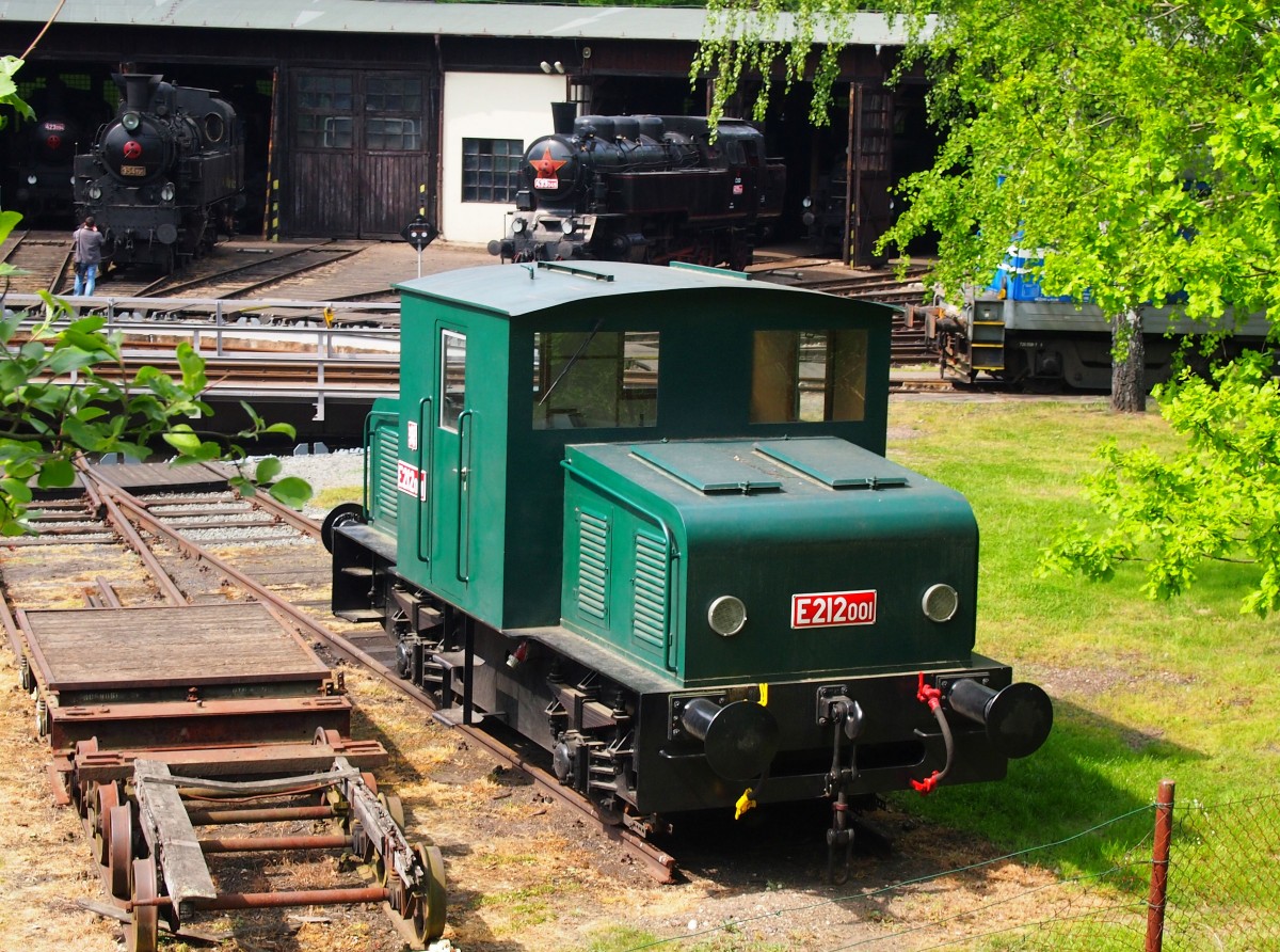 Akkumulatorlokomotive 16E2 - E212 001  Koloběžka - Roller (Baujahr: 1954 - Skoda) in Eisenbahnmuseum Lu¸ná u Rakovníka am 23.5. 2015.