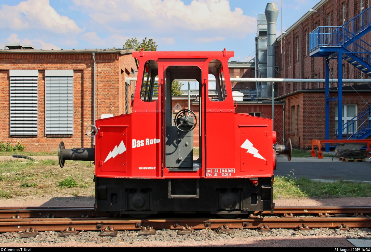 Akkuschleppfahrzeug (ASF | LEW EL 16)  Das Rote  der DB Fahrzeuginstandhaltung GmbH steht während des Tags der offenen Tür im DB Werk Dessau anlässlich 90 Jahre Instandhaltung elektrischer Lokomotiven.
[31.8.2019 | 14:34 Uhr]