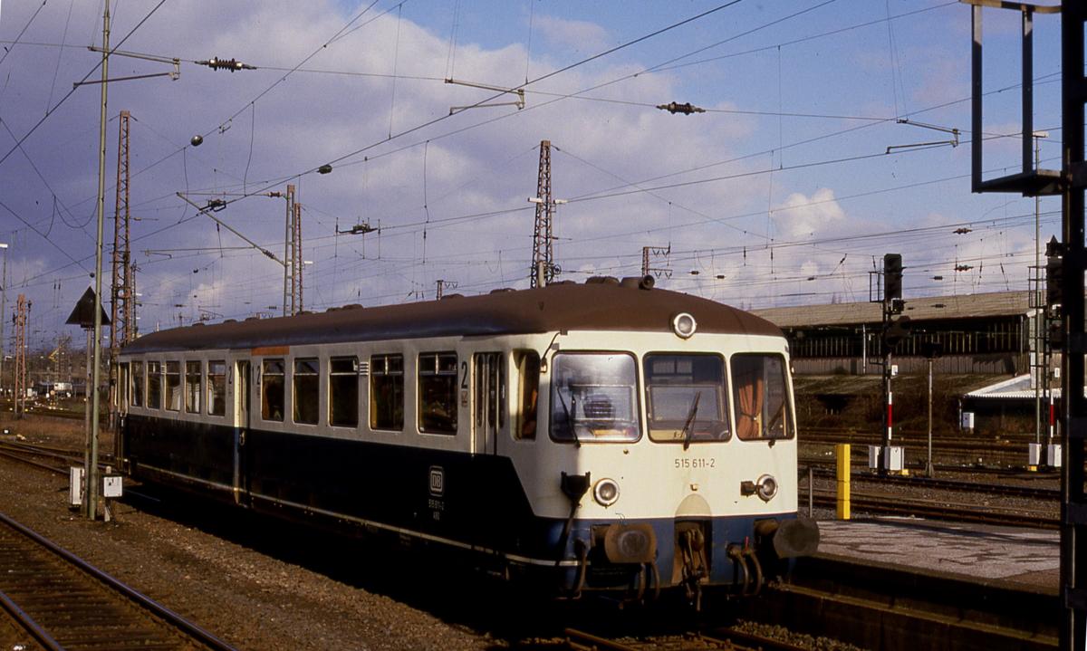 Akkutriebwagen 515611 als N nach Borken am 7.3.1988 um 15.00 Uhr im Hauptbahnhof Oberhausen.