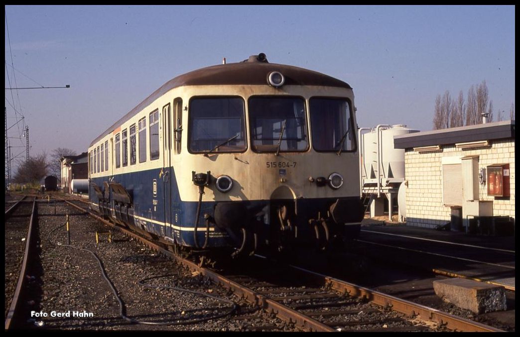 Akkutriebwagen an der  Tanke . Am 27.3.1991 wurde der 515604 im Bahnhof Düren wieder aufgeladen!