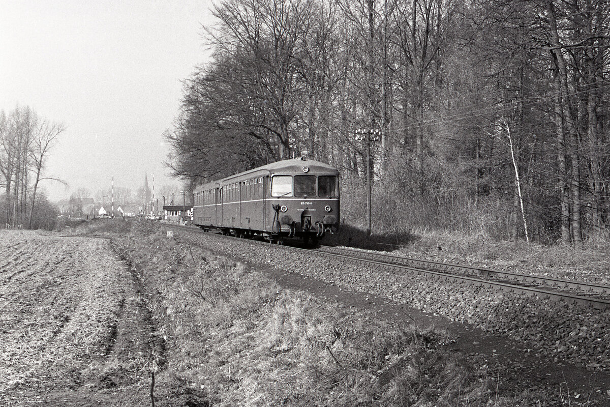 Akkutriebwagen unterwegs bei Ahaus als Zug 7634 von Gronau nach Dortmund Hbf, 12.02.1977. Ganz im hintergrund ist Posten 59 an der Legdener Strasse zu erkennen. Es führt DB 815 759-6. Die Nummer des 515 blieb unbekannt. Scanbild 90916, Kodak Tri-Xpan.