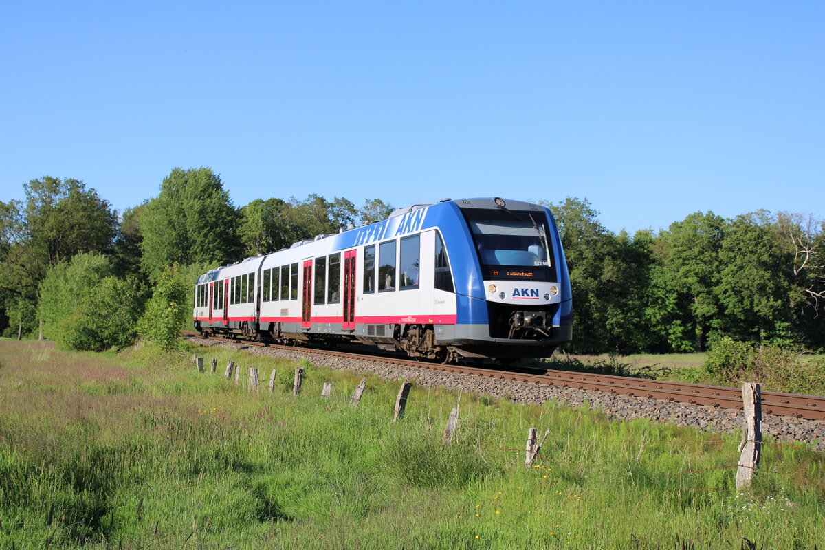 AKN 622 663-2 dieselt am 02.06.2022 als A1 nach Eidelstedt über den eingleisigen Abschnitt von Ellerau nach Quickborn.