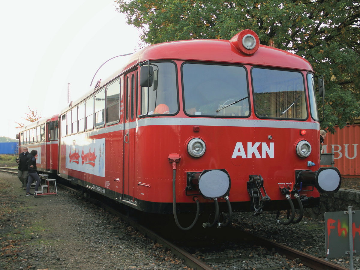 AKN 798 308-2 mit 798 309-0 steht am Hafenmuseum Hamburg, 22. Oktober 2016.