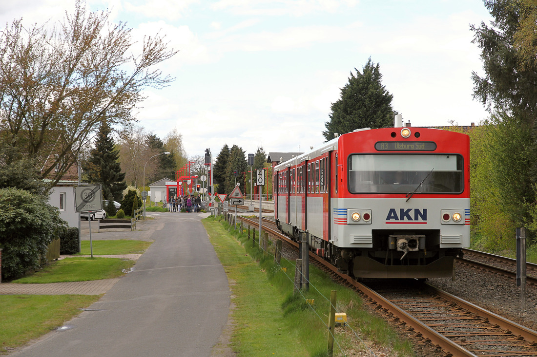 AKN VT ?.?? (Fahrzeugnummer unbekannt) // Aufgenommen am Rande des Bahnhofs Sparrieshoop. // 29. April 2017
