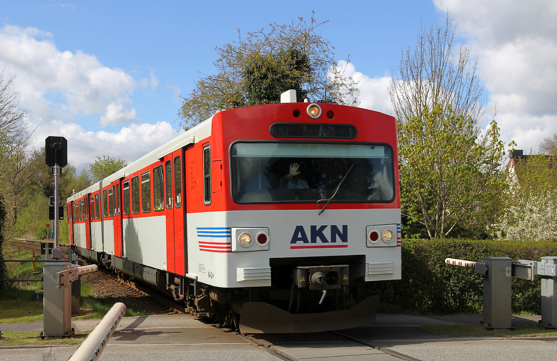AKN VT 2.64 // Aufgenmmen am Bahnübergang am Friedhof in Elmshorn. // 29. April 2017
