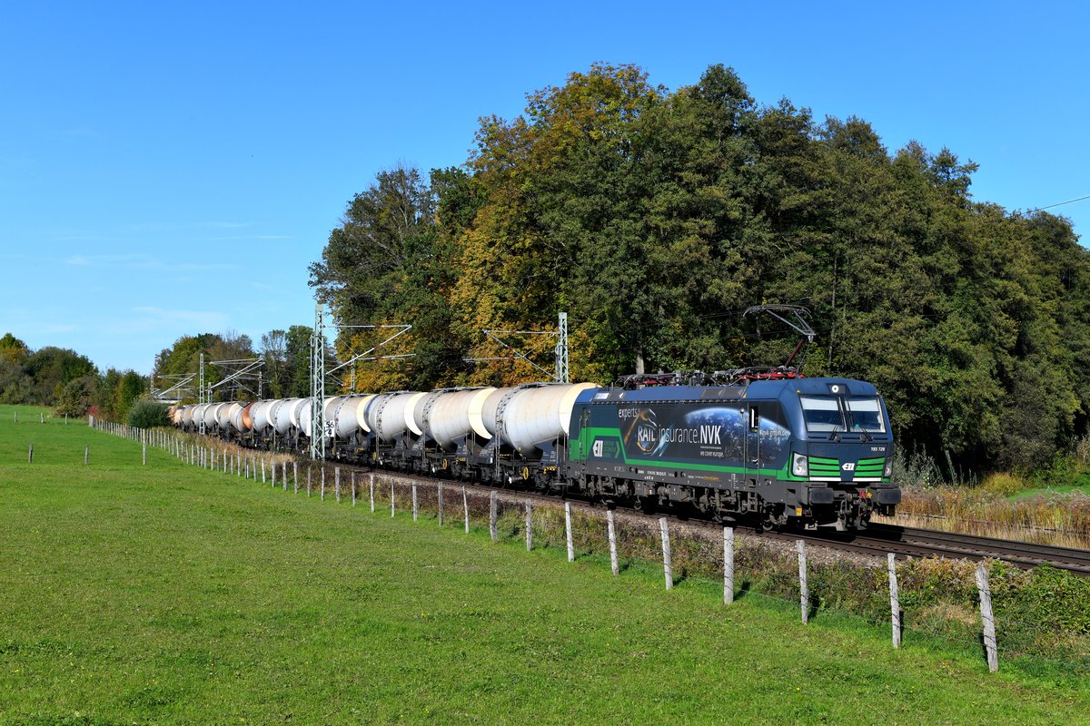 Aktuell an die SETG vermietet ist der ELL Vectron 193 728. Auf den Seitenflächen wirbt die Lokomotive für das Norddeutsche Versicherungskontor. Am 15. Oktober 2019 konnte ich die Maschine vor einem Ganzzug bestehend aus Knickkesselwagen auf der Fahrt von Schwedt nach Jesenice am Bahnübergang bei Vogl aufnehmen. 