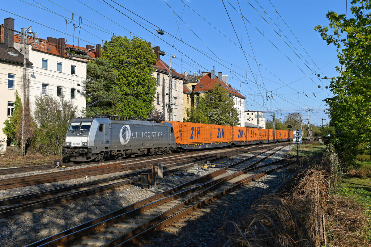 Aktuell ist auch die  Rollende Seidenstraße  nur spärlich ausgelastet. Glücklicherweise waren am 14. April 2020 aber wenigstens die nagelneuen Tragwagen der Gattung Sggnss hinter der Zuglok 186 266 beladen, als der Containerzug nach China meinen Standpunkt bei München Süd passierte. Die von der französichen Leasinggesellschaft Akiem angemietete Maschine der CTL Logistics wird den Zug bis zur weißrussischen Grenze befördern.  