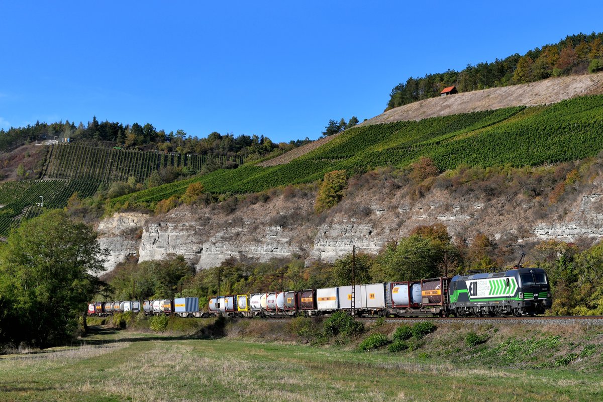 Aktuell für die Cargo-Sparte der Wiener Lokalbahn unterwegs ist der ELL Vectron 193 208. Am 29. September 2018 konnte ich besagte Lok mit ihrer auffälligen Seitenbeschriftung vor dem DGS 41157 von Rheinhausen nach Budapest Soroksar Terminal bei Himmelstadt im Maintal fotografieren.