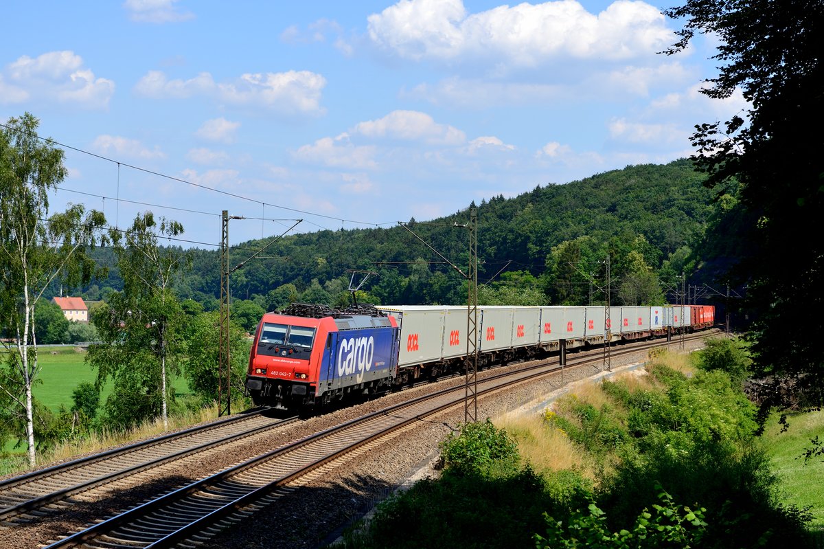 Aktuell für Metrans im Einsatz ist die 482 043 von SBB Cargo. Hier ist sie am 30. Juni 2015 in der Nähe der Fuchsmühle bei Treuchtlingen mit dem DGS 69437 von Dradenau nach München Riem Ubf zu sehen. Dieser Containerzug ist praktisch die Stammleistung dieser Maschine, 186-er der Metrans sind kaum davor zu beobachten.