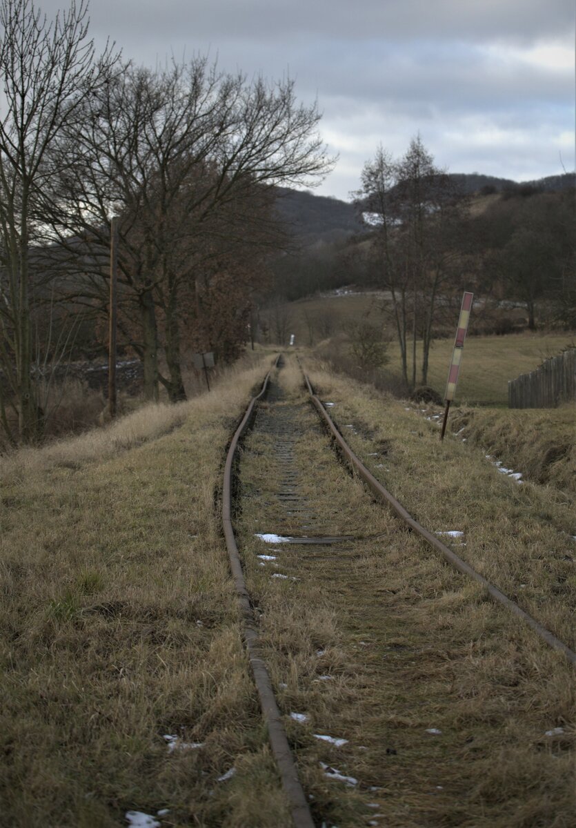 Aktuell ist hier kein Zugverkehr mehr. Die Srecke Lovosice Teplice v Čechách ist bei Radejčín unterbrochen, ab hier SEV.
Die Aufnahme zeigt eine Gleissenkung bei Dobkovičky. 15.01.2021  11:11 Uhr.
