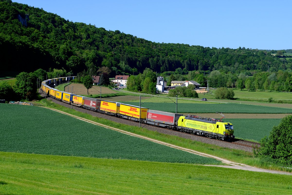 Aktuell stehen die von TXL angemieteten neuen Vectrons von Alpha Trains bei den Fotografen hoch im Kurs, setzen sie doch durch ihre Farbgebung einen kräftigen Farbakzent. Darüber hinaus verfügt jede Maschine auch über eine andere Seitenbeschriftung und ist somit ein Unikat. Am 26. Mai 2017 konnte ich die 193 553 mit dem DGS 43101 von Wanne-Eickel nach Verona Q. E. bei Breitenfurt im Altmühltal dokumentieren, die den verringerten CO2 Ausstoß durch nachhaltige und grenzüberschreitende Zugverbindungen hervorhebt.