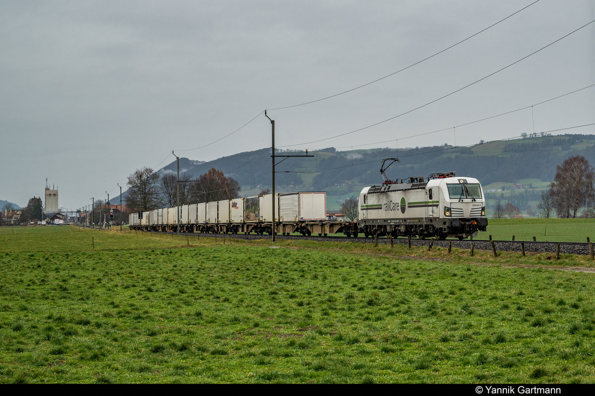 Aktuell verkehren jeweils Dienstag bis Samstag ein Güterzug der RailCare durch das Gürbetal. Hier zieht die Re 476 451 den Zug an einem verregneten Donnerstagmorgen in Richtung Thun. Aufgenommen 05.03.2020

