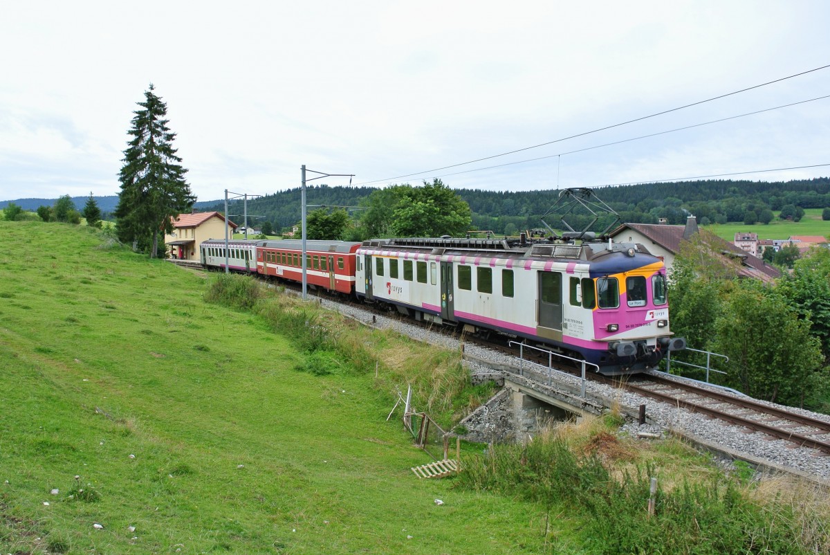 Aktuell verkehrt wieder der ehem. MThB Pendel mit dem ehem. RVT Zwischenwagen auf den Schlerzgen zwischen Le Brassus und Le Pont. Im Bild durchfhrt der Leermaterialzug Le Lieu-Le Pont die Halstestelle Les Charbonnires. Die Fahrzeuge wurden vor kurzem um nummeriert, neu heissen sie: ABDe (94 85 7)578 016-8, B 50 85 2035 504-3 und Bt 50 85 8035 904-2, 25.08.2014.