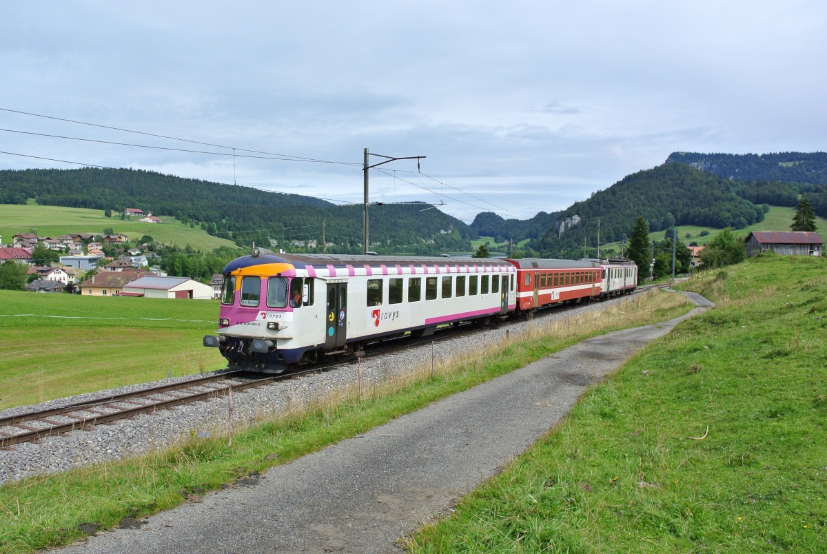 Aktuell verkehrt wieder der ehem. MThB Pendel mit dem ehem. RVT Zwischenwagen auf den Schlerzgen zwischen Le Brassus und Le Pont. Im Bild ist der R 4223 in les Charbonnires. Die Fahrzeuge wurden vor kurzem um nummeriert, neu heissen sie: Bt 50 85 8035 904-2, B 50 85 2035 504-3 und ABDe (94 85 7)578 016-8, 25.08.2014.