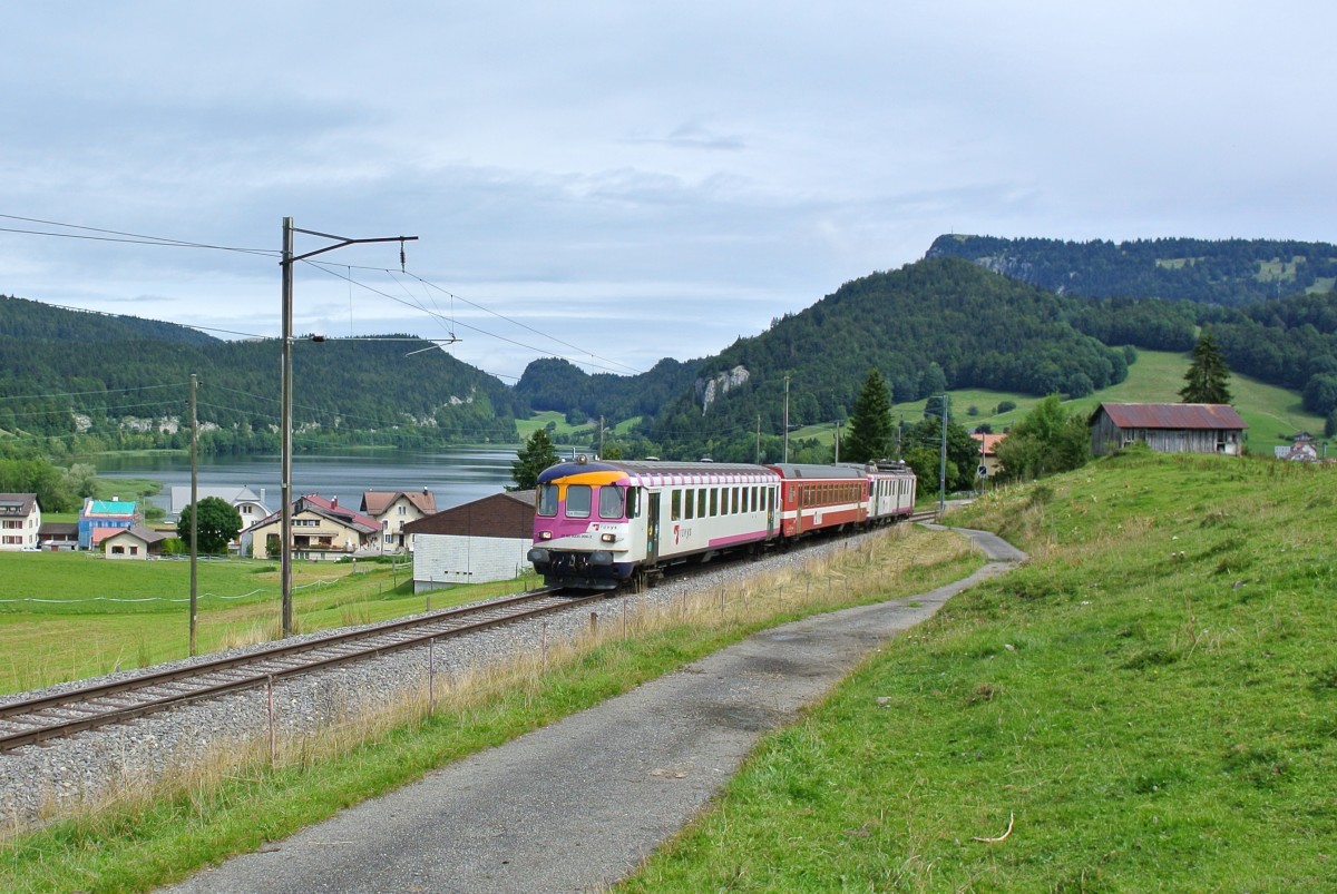 Aktuell verkehrt wieder der ehem. MThB Pendel mit dem ehem. RVT Zwischenwagen auf den Schlerzgen zwischen Le Brassus und Le Pont. Im Bild ist der R 4223 in les Charbonnires. Die Fahrzeuge wurden vor kurzem um nummeriert, neu heissen sie: Bt 50 85 8035 904-2, B 50 85 2035 504-3 und ABDe (94 85 7)578 016-8, 25.08.2014.

