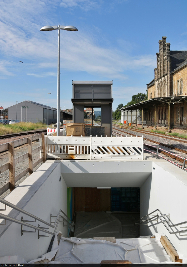 Aktuell wird der Bahnhof Quedlinburg umfassend saniert. Er erhält dabei zwei neue Aufzüge und einen neuen Tunnel zwischen den Bahnsteigen 1 und 2/3. In diesem Jahr sollten die Arbeiten eigentlich beendet sein, nun ziehen sie sich bis zum dritten Quartal 2022 hin. Grund ist, dass Gleis 1 um etwa 30 Zentimeter versetzt werden muss, was im Planverfahren nicht beachtet wurde.
Aufnahme durch den Bauzaun.

🕓 25.8.2021 | 10:37 Uhr