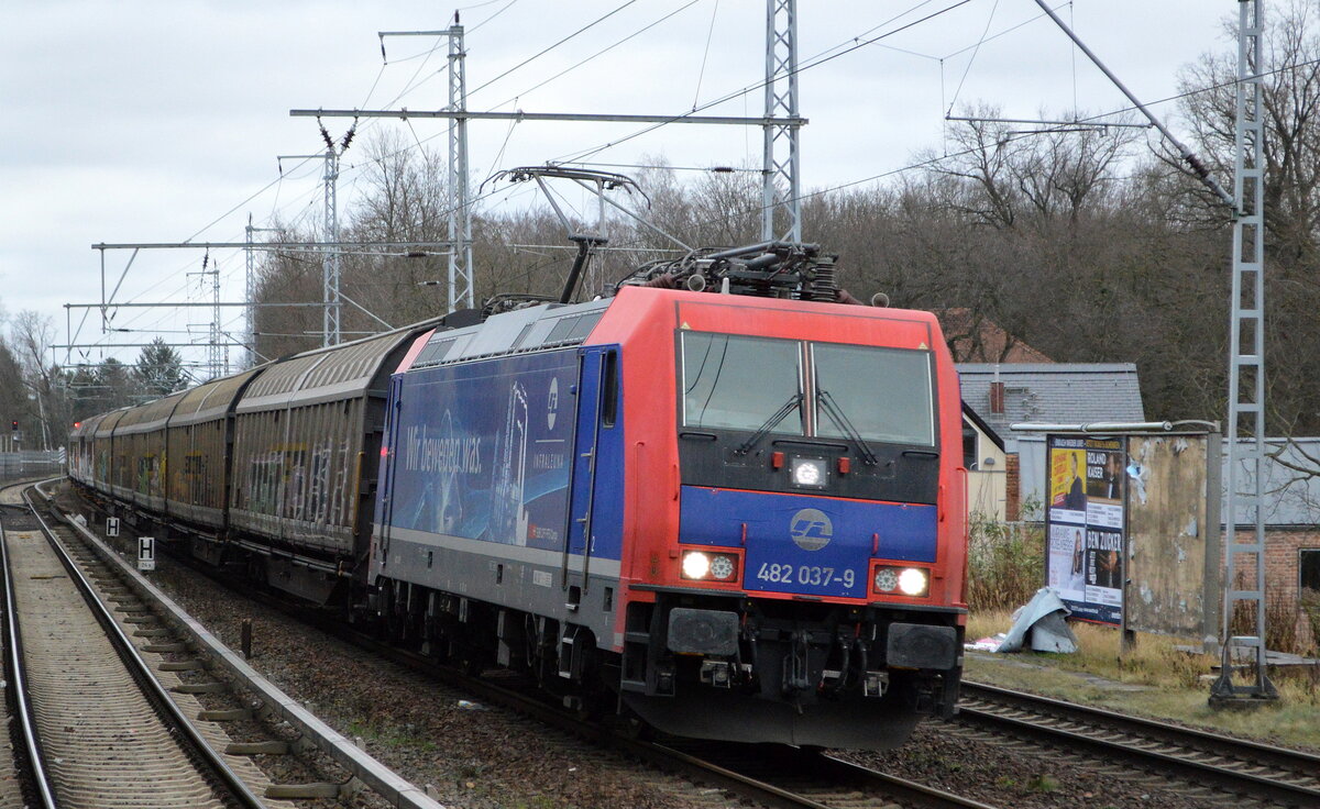 Aktuell wohl ein LOCON-Einsatz, die  482 037-9  [NVR-Nummer: 91 85 4482 037-9 CH-SBBC] mit einem Ganzzug Schüttgutwagen am 05.01.22 in Berlin Buch.
