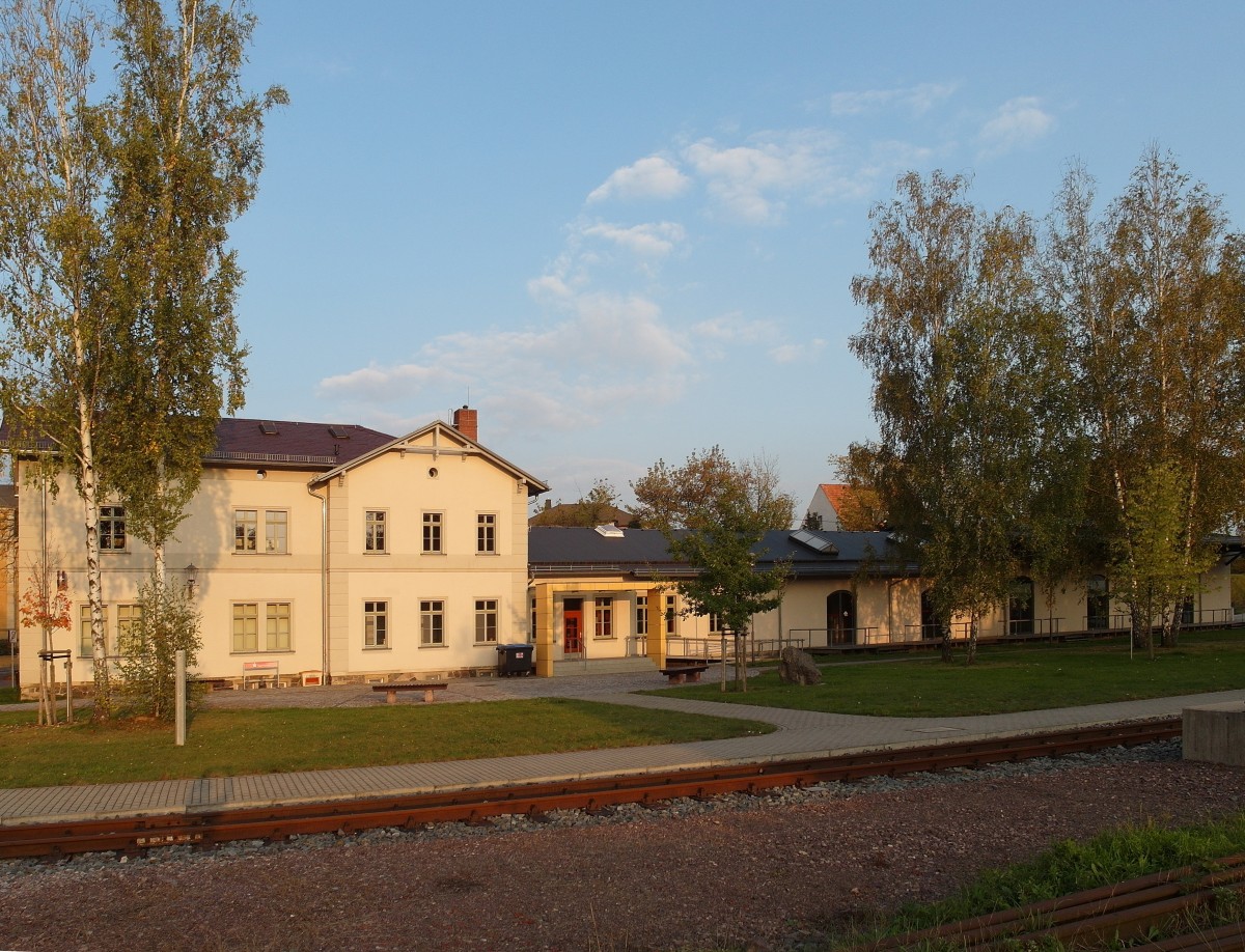 Aktueller Zustand des ehemaligen Bahnhofgebäudes (EG mit angebauter Laderampe) Wilsdruff, Gleisseite; 02.10.2014
