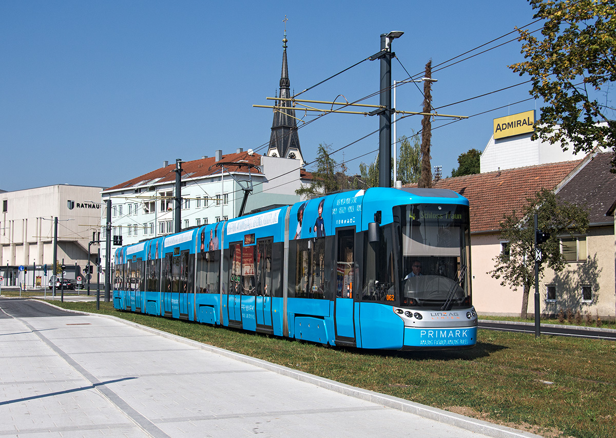 Aktuelles aus OÖ, die Linzer Straßenbahn vekerhrt nun auch bis zum Schloss Traun!

Flexity 062 macht Werbung für Primark in der PlusCity und konnte hier beim Schloss Traun in Traun als Linie 4 festgehalten werden, 15.09.2016. 