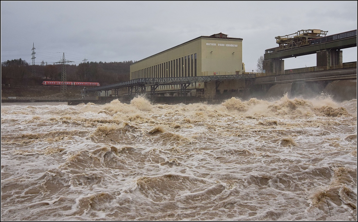 Aktuelles zum Hochwasser. Hinter dem Laufkraftwerk Ryburg-Schwrstadt fhrt ein 611 vorbei. 5. Januar 2018.