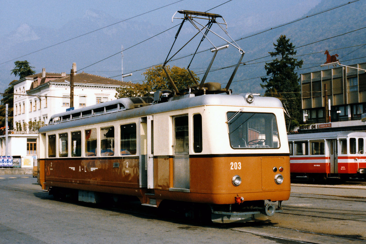 AL: Bereits in den früheren Jahren beschafften sich Privatbahnen der Westschweiz einheitliches Rollmaterial. Die BDeh 2/4 mit dem Baujahr 1946 wurden von SLM/BBC erbaut für die  Aigle-Leysin-Bahn. Die Aufnahme entstand während den 80er-Jahren in Aigle.
Foto: Walter Ruetsch