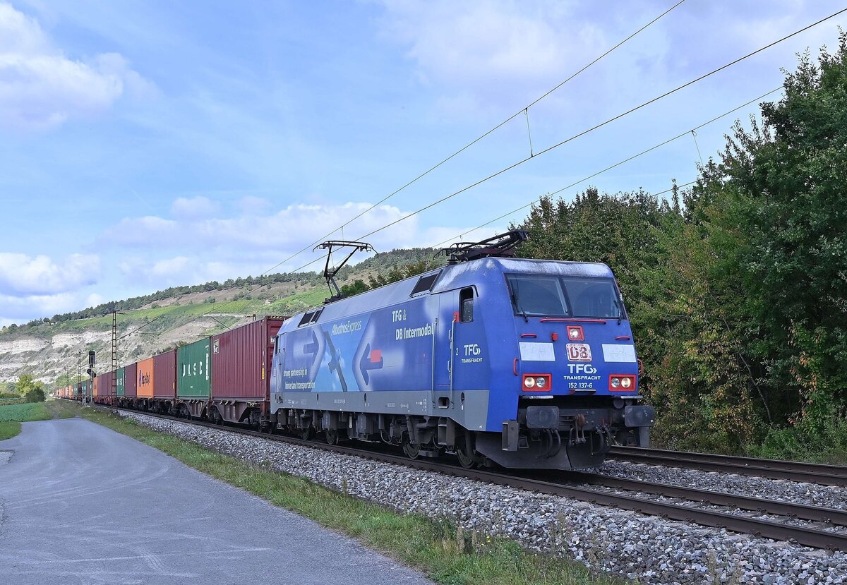 Albatros 152 137 mit einem Kastelzug bei Thüngersheim gen Würzburg fahrend am Dienstag den 28.9.2021