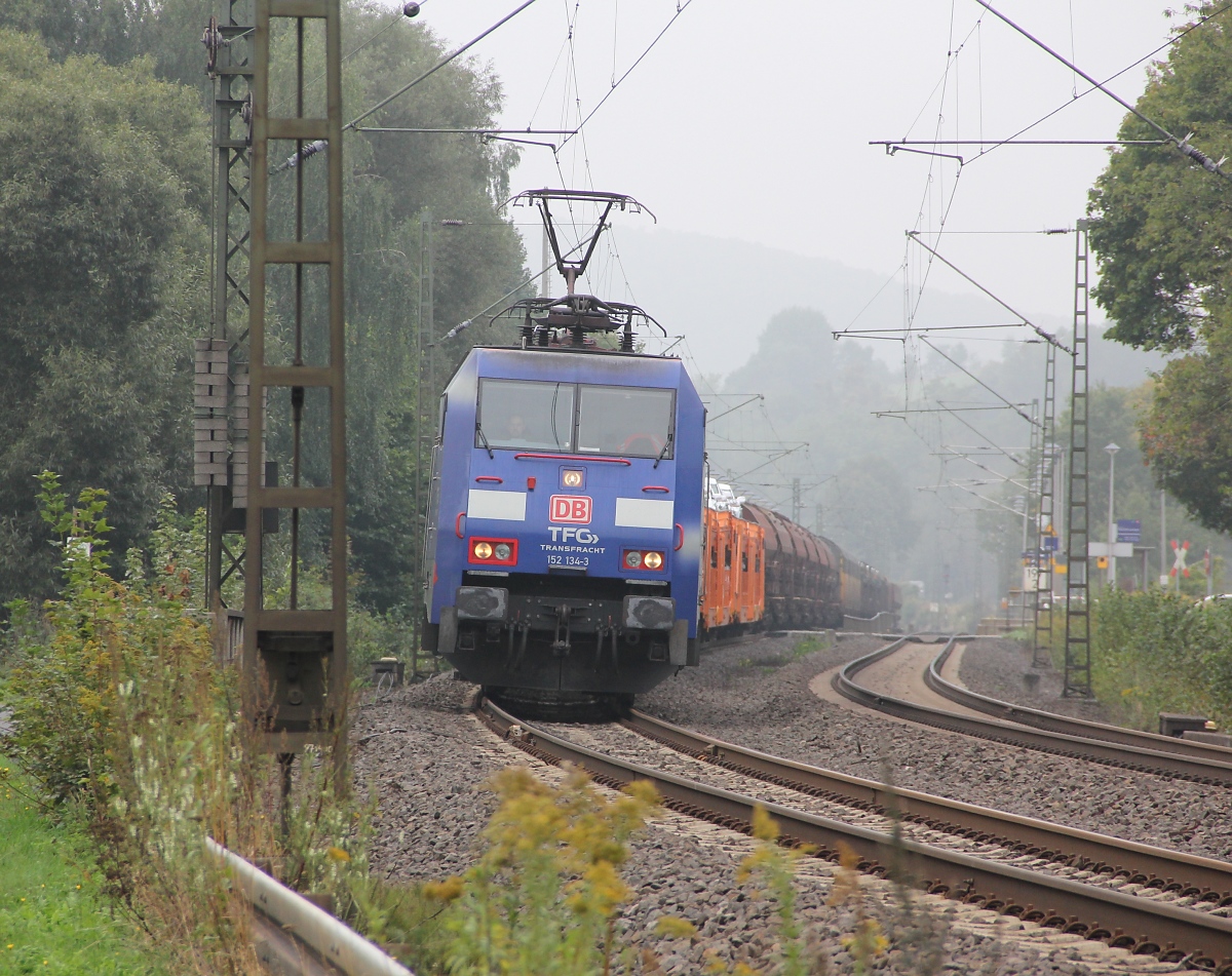 Albatros im Nebel: 152 134-3 mit gemischtem Güterzug in Fahrtrichtung Norden am noch frühen und trüben 25.09.2013. Aufgenommen in Wehretal-Reichensachsen.