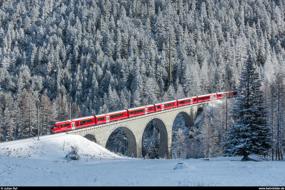 Albula-Schnellzug mit AGZ und Steuerwagen am 28. November 2018 auf dem Weg von St. Moritz nach Chur beim Überqueren des Albulaviadukts II.
Ab Fahrplanwechsel am 9. Dezember 2018 sollen alle IR-Züge auf der Albulalinie verpendelt verkehren.