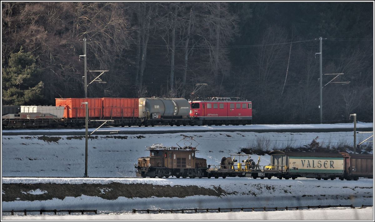 Albulagüterzug mit Ge 6/6 II 707  Scuol  begegnet bei der Verzweigung bei Reichenau-Tamins der älteren Ge 6/6 I 414 mit einem Valserwasserzug  nach Untervaz. (23.02.2018)