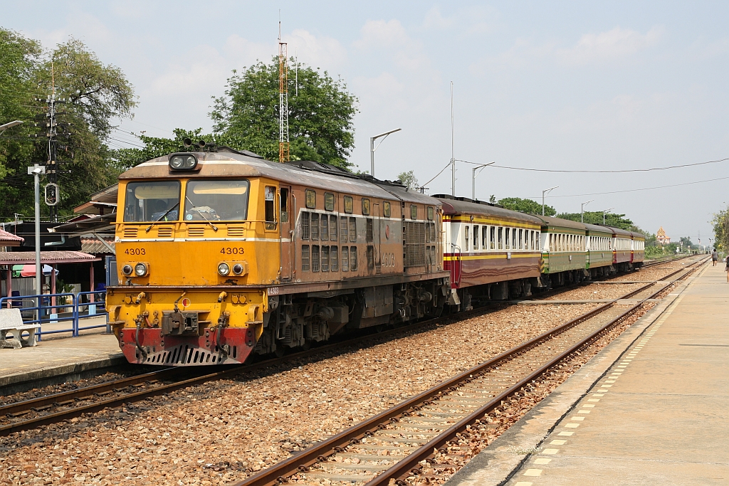 ALD 4303 (Co'Co', de, Alsthom, Bj.1983) am 24.März 2024 mit dem ORD 259 (Thon Buri - Nam Tok) in der Sala Ya Station.