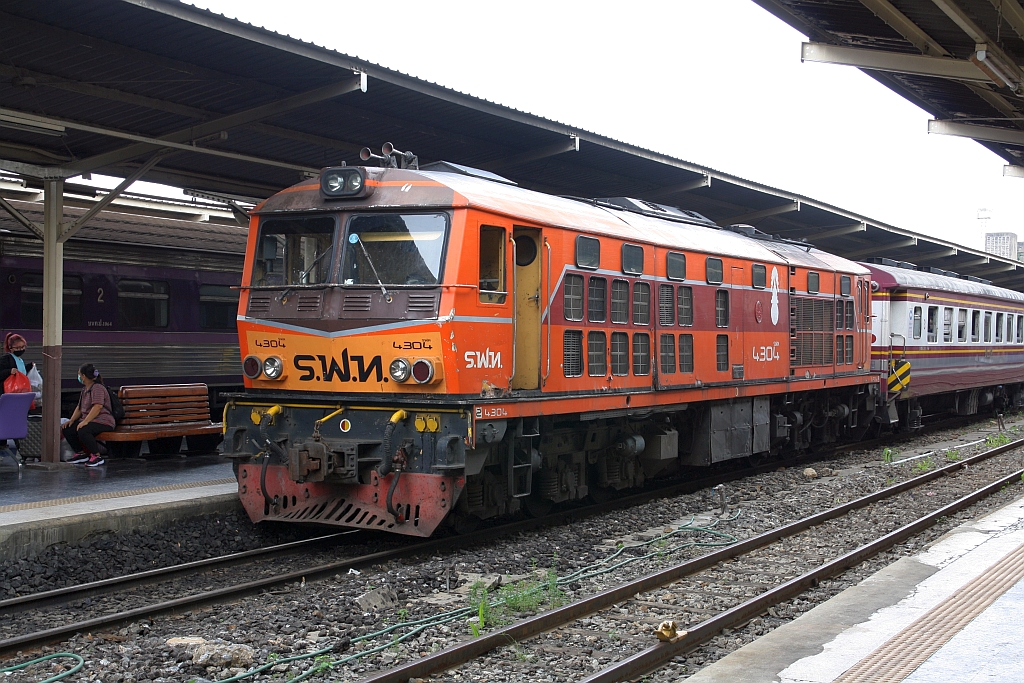 ALD 4304 (Co'Co', de, Alsthom, Bj.1983) am 01.Mai 2022 in der Hua Lamphong Station.