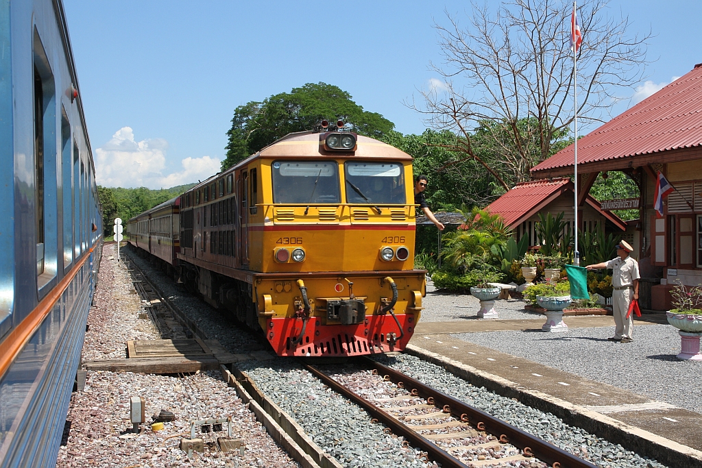ALD 4305 (Co'Co', de, Alsthom, Bj.1983) fährt am 20.Mai 2018 mit RAP 102 (Chiang Mai - Bangkok) durch die Kaeng Luang Station. Der Beimann hält sich bereit, um am Bahnsteigende den Token für den nächsten Streckenabschnitt vom Halter zu entnehmen.