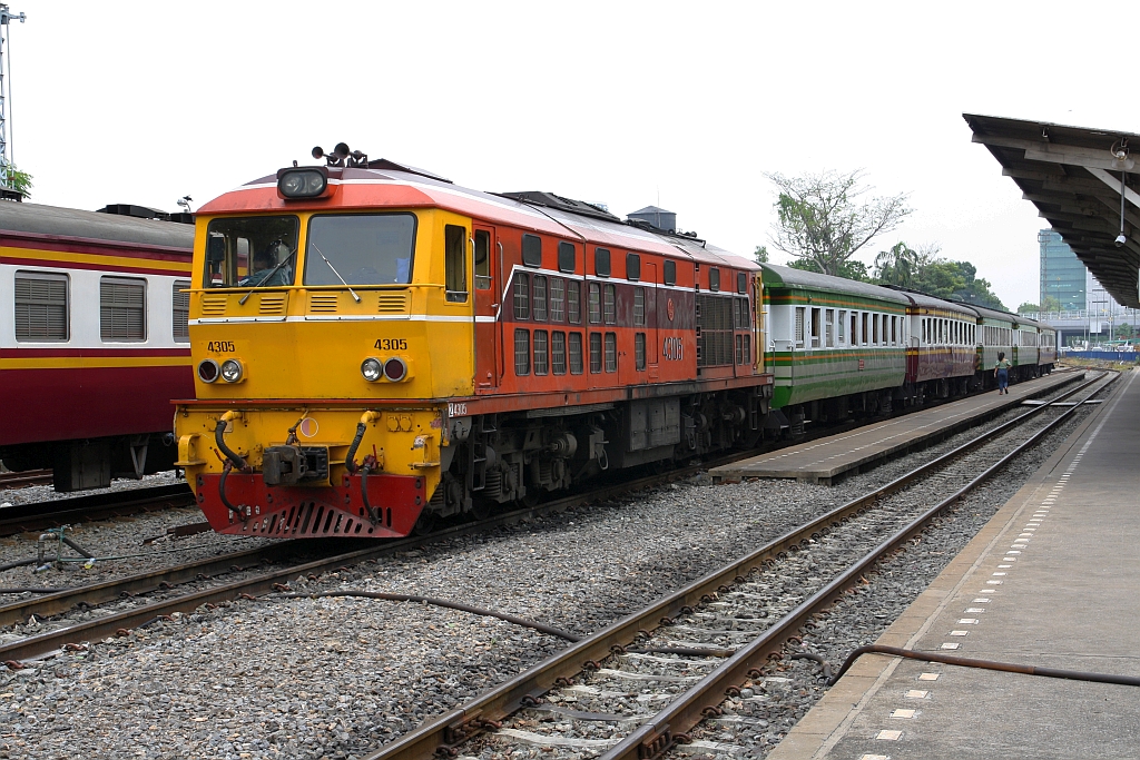 ALD 4305 (Co'Co', de, Alsthom, Bj.1983) am 01.Mai 2022 mit dem ORD 251 (Thon Buri - Prachuap Khiri Khan) in der Thon Buri Station.