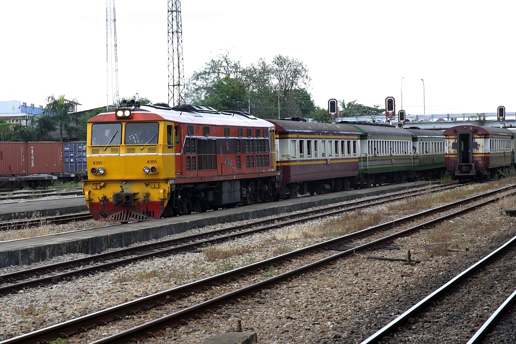 ALD 4305 (Co'Co', de, Alsthom, Bj.1983) fährt am 13.Mai 2025 mit dem LOC 455 (Nakhon Si Thammarat - Yala) in die Hat Yai Junction ein.