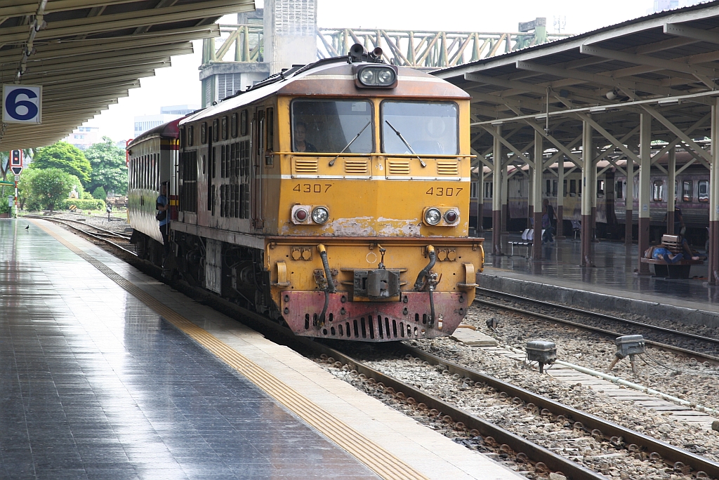 ALD 4307 (Co'Co', de, Alsthom, Bj.1983) fährt am 31.Mai 2017 in Hua Lamphong ein.