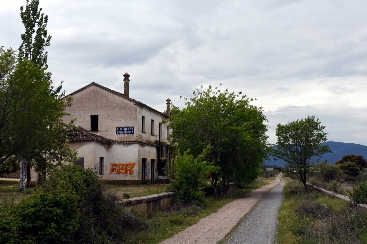 ALDEANUEVA DE BARBARROYA (Kastilien-La Mancha/Provinz Toledo), 21.04.2019, der niemals in Betrieb gegangene Bahnhof des kleinen Dorfes Aldeanueva de Barbarroya; auf der ebenfalls niemals in Betrieb gegangenen Eisenbahntrasse befindet sich heute ein Radweg, die sogenannte Via verde de la Jara, die durch das Tajo-Tal beim Stausee von Azután führt