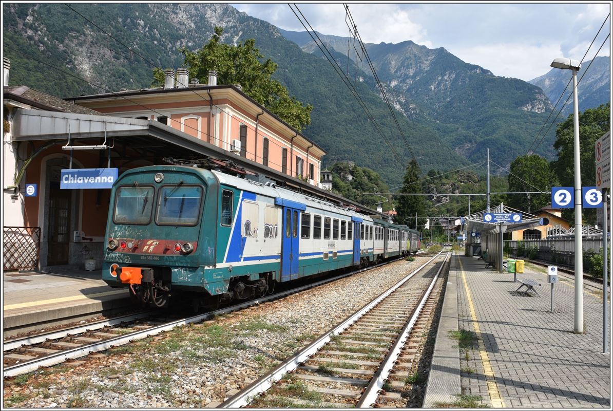 Ale 582-060 in gemischter FS/TreNord/Graffittibemalung in Chiavenna. (23.08.2018)