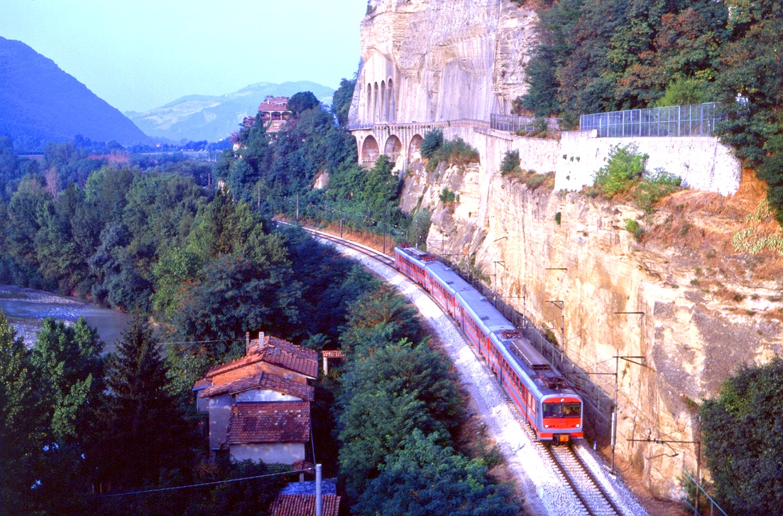 ALe642 007 passiert den Taleinschnitt bei Sasso Marconi, 26.08.1993, Zug 6340. 1864 wurde mit der Porrettana die erste (eingleisige) Strecke zwischen Bologna und Florenz erffnet. Bereits 1934 wurde die Direttissima zwischen beiden Stdten erffnet, da die Porrettana nicht gengend Kapazitt bei viel zu langen Fahrzeiten hatte. 2009 wurde dann die dritte Strecke zwischen Bologna und Florenz erffnet, die den Anforderungen das aktuellen Schnellverkehrs entspricht. Die alte Strecke von 1864 hat nur noch regionale Bedeutung bei etwa stndlicher Bedienung.