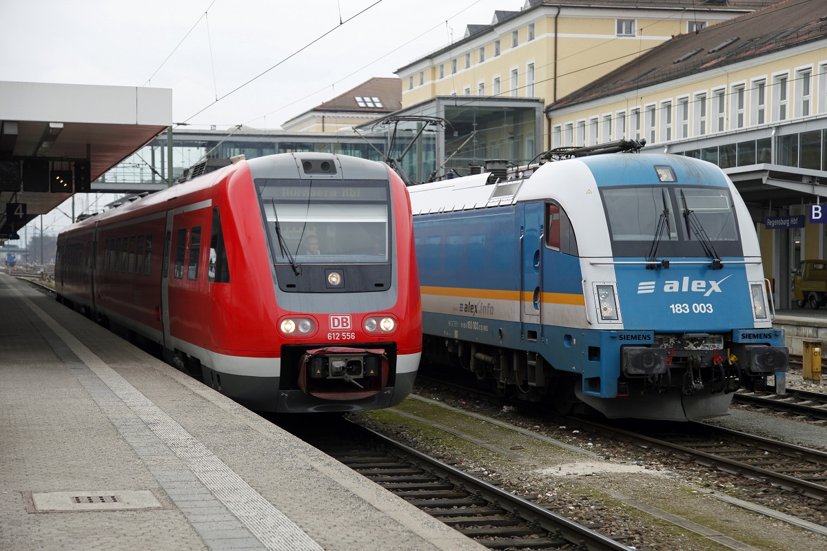 Alex 183 003 und 612 556 stehen am 13.02.2014 nebeneinander in Regensburg Hbf.