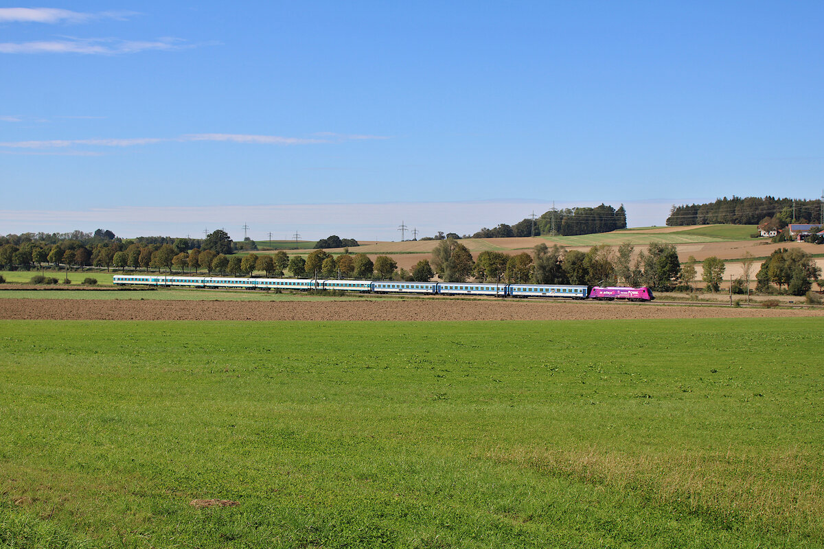 Alex 183 005 zieht ihren RE2 nach Hof und ihren RE25 nach Prag in Richtung Regensburg, hier bei Marzling. (29.09.2023)