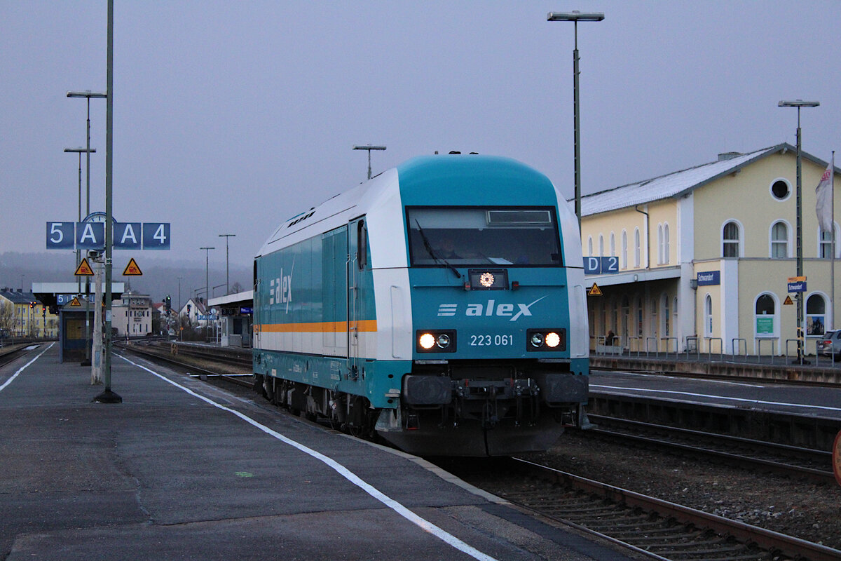 alex 223 061 rangiert nach der Zugvereinigung in Schwandorf in die Abstellung. (26.02.2023)
